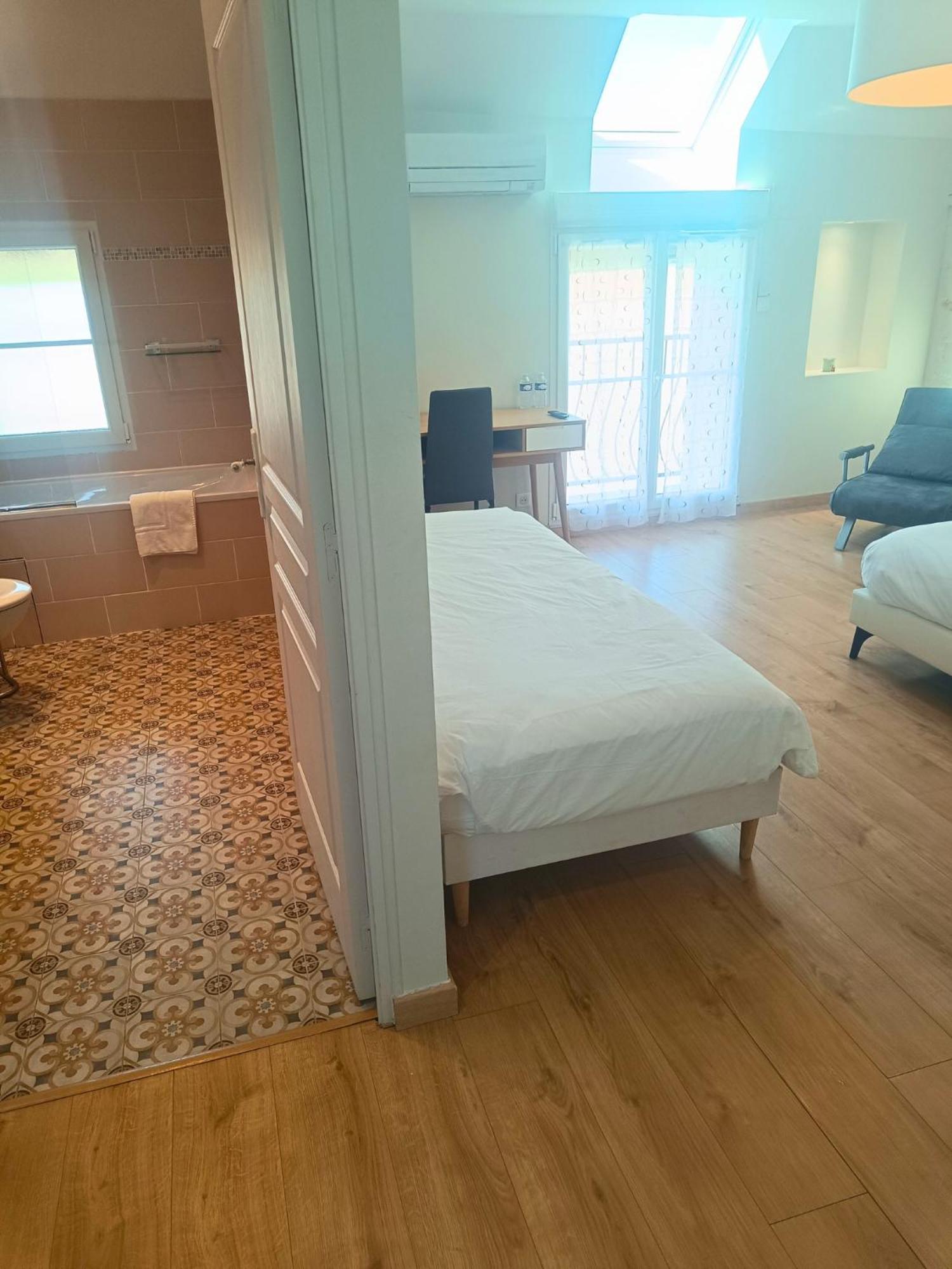 Chambre D'Hotes Le Domaine Des Hirondelles Champcenest Pokój zdjęcie